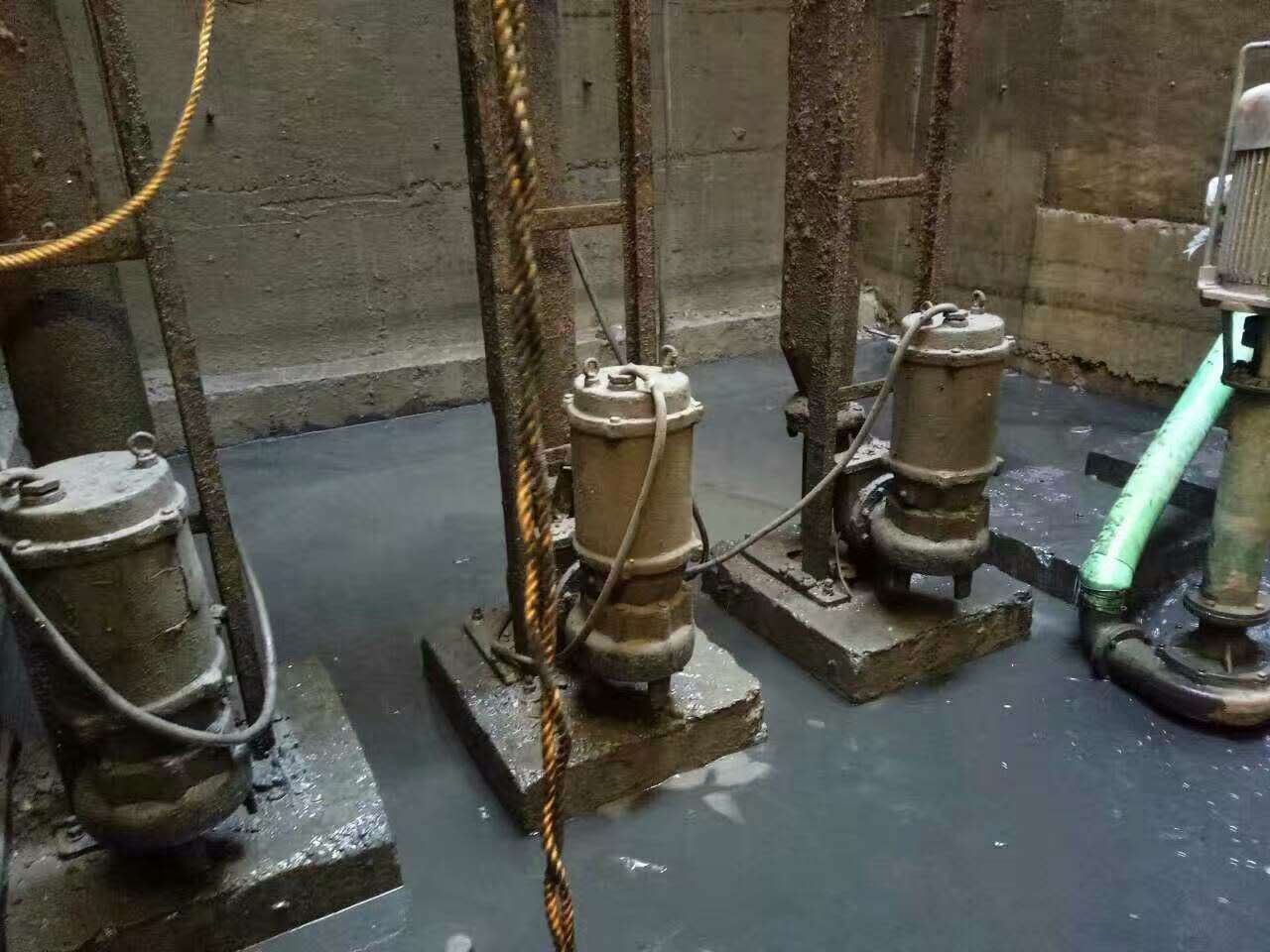 铺前镇污水池清理